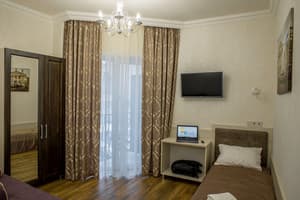 Мини-отель Барви Львова. Стандарт трехместный с двумя отдельными кроватями и балконом 10