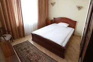 Отель British Club Lviv. Апартаменты двухместный с 1 спальней и кухней 3