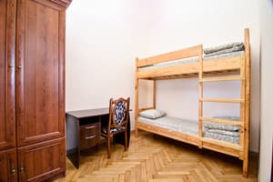 Хостел Cossacks Hostel. Эконом двухместный двухъярусная кровать со своим санузлом без окна 1