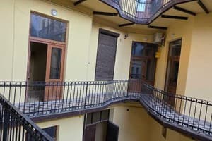 DeMar Apart Central 10