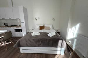 DeMar Apart Central 6