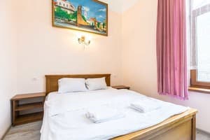 Oberig возле отеля Жорж в центре, ул. Руданского 3 1