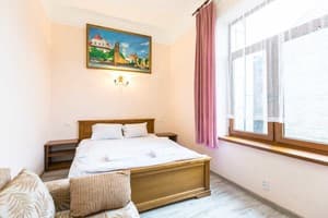 Oberig возле отеля Жорж в центре, ул. Руданского 3 2