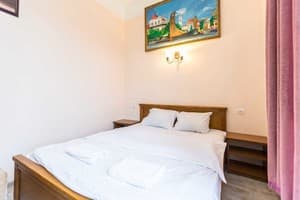 Oberig возле отеля Жорж в центре, ул. Руданского 3 4