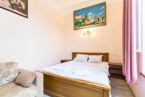 Oberig возле отеля Жорж в центре, ул. Руданского 3 6