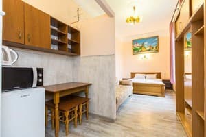 Oberig возле отеля Жорж в центре, ул. Руданского 3 17