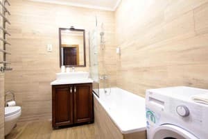 Апарт-отель Old City Center Lviv. Люкс 4-местный с кроватью размера king-size 5