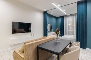 Апарт-отель Old City FORUM Apartments. Люкс трехместный с кроватью размера «king-size» и балконом 6