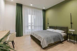 Апарт-отель Old City FORUM Apartments. Люкс трехместный с кроватью размера «king-size» и балконом 9