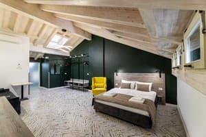 Oysters&Bubbles Gastro Hotel. Rynok square 6