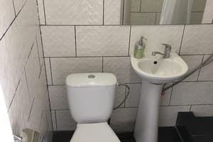 Хостел hi Hostel. Стандарт одноместный  з ванною кімнатою 3