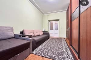 в центре, возле Медицинского университета 1