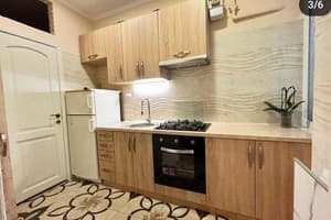 в центре, возле Медицинского университета 4