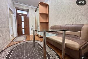 в центре, возле Медицинского университета 2