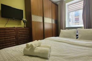 в центре, возле Медицинского университета 9